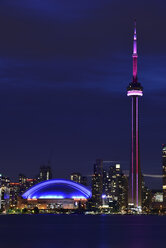Kanada, Ontario, Toronto, Skyline bei Nacht - FCF001044