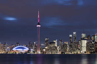 Kanada, Ontario, Toronto, Skyline bei Nacht, ziehende Wolken - FCF001045
