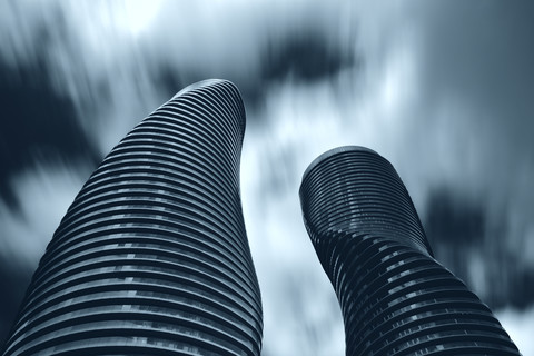 Kanada, Ontario, Toronto, Absolute World Towers, Wolkenkratzer, ziehende Wolken, Langzeitbelichtung, lizenzfreies Stockfoto