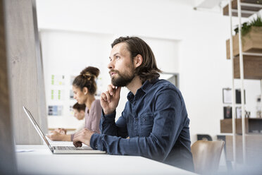 Kollegen im Büro arbeiten am Laptop - RBF004917