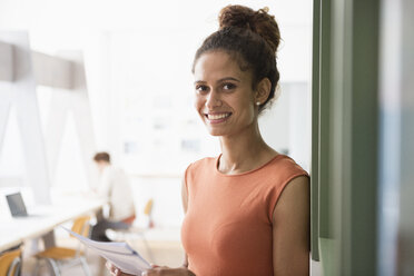 Porträt einer lächelnden Frau im Büro - RBF004947