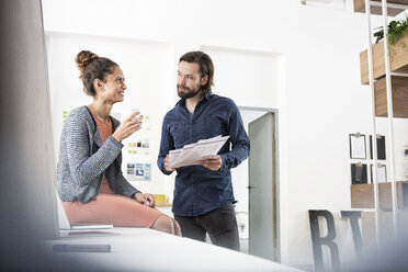 Zwei Kollegen besprechen Papiere im Büro - RBF004963