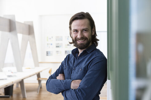 Porträt eines lächelnden Mannes im Büro - RBF004966