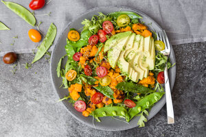 Frischer Salat mit Rucola, Süßkartoffel, Avocado, Tomate, Chiasamen, Zuckererbse - SARF002848