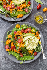 Frischer Salat mit Rucola, Süßkartoffel, Avocado, Tomate, Chiasamen, Zuckerschoten - SARF002850