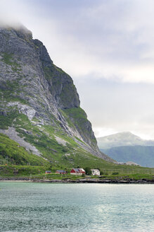 Norwegen, Nordland, Vestvagoey, im Sommer bei Nacht - CSTF001173