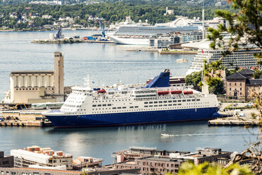 Norwegen, Oslo, Kreuzfahrtschiffe im Hafen - CSTF001175