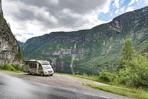 Norwegen, Hordaland, Eidfjord, Wohnwagen am See Eidfjordvatnet, lizenzfreies Stockfoto