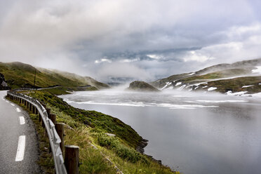 Norwegen, Hedmark, Tufsindalen Tal, Straße, Gomma Fluss und Wolken im Frühling - CSTF001189