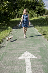 Woman going walkies with her Chihuahua - MAUF000827