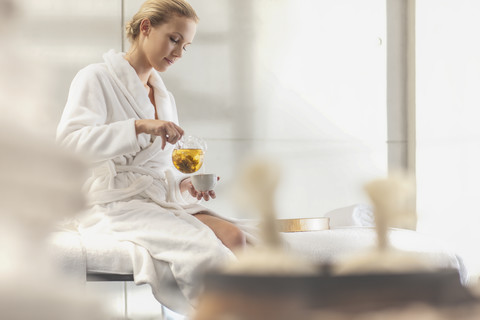 Junge Frau im Spa beim Tee, lizenzfreies Stockfoto