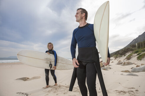 Pärchen mit Surfbrettern am Strand - ZEF009628