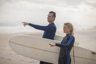 Pärchen mit Surfbrettern am Strand - ZEF009636