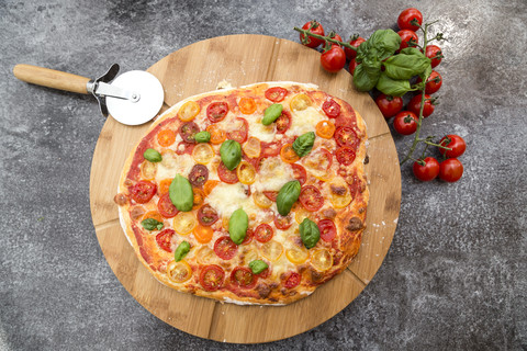 Vegetarische Pizza mit Mozzarella und Tomaten, lizenzfreies Stockfoto