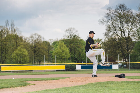 Baseballspieler auf dem Abwurfhügel - MADF001111