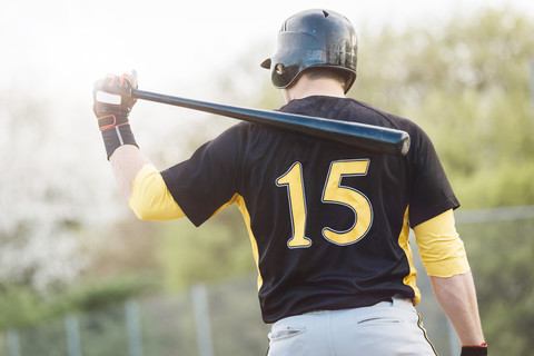 Rückansicht eines Baseballspielers mit Schläger, lizenzfreies Stockfoto