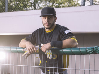 Porträt eines Baseballspielers hinter dem Zaun - MADF001127