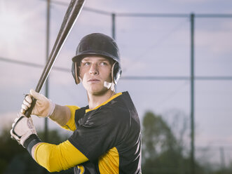 Baseballspieler hält Schläger - MADF001130