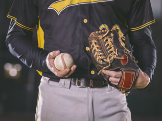 Baseballspieler hält Baseball - MADF001132