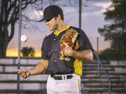 Baseballspieler wirft den Ball hoch - MADF001133