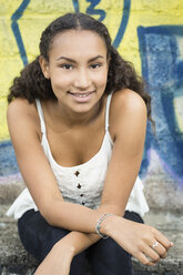 Porträt eines lächelnden Teenager-Mädchens mit Top - OJF000160