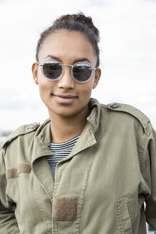Porträt eines lächelnden Teenagers mit Sonnenbrille - OJF000178