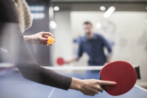 Zwei Kollegen spielen Tischtennis im Pausenraum des Büros - ZEF009708