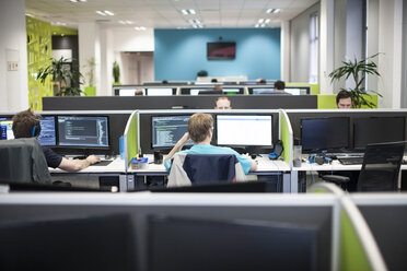 Mitarbeiter, die an Computern in Bürokabinen arbeiten - ZEF009719