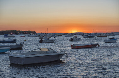 Italien, Apulien, Porto Cesareo, Hafen bei Sonnenuntergang - LOMF000333
