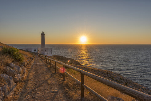 Italien, Apulien, Salento, Capo d'Otranto, Sonnenaufgang und Leuchtturm - LOMF000336