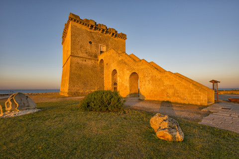 Italien, Apulien, Salento, Torre Lapillo, Turm im Morgenlicht, lizenzfreies Stockfoto