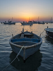 Italien, Apulien, Salento, Porto Selvaggio, Hafen bei Sonnenuntergang - LOMF000345