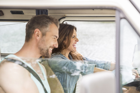 Glückliches Paar im Lieferwagen, lizenzfreies Stockfoto