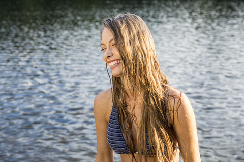 Lachende junge Frau in einem See, lizenzfreies Stockfoto