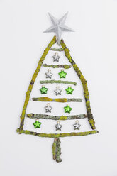 Weihnachtsbaum aus moosbewachsenen Zweigen und Weihnachtsschmuck - GWF004880