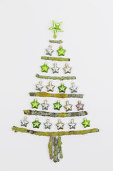 Weihnachtsbaum aus moosbewachsenen Zweigen und Weihnachtsschmuck - GWF004881