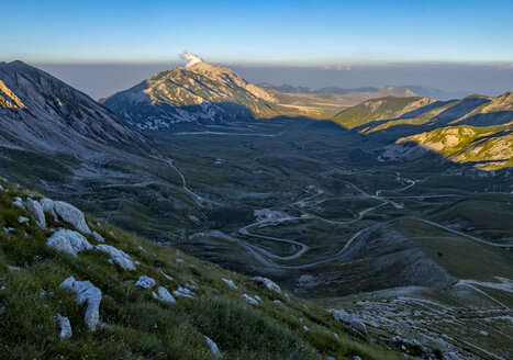 Italien, Abruzzen, Nationalpark Gran Sasso e Monti della Laga, Berg Camicia und Hochebene Campo Imperatore bei Sonnenuntergang - LOMF000346