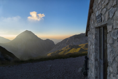 Italien, Abruzzen, Nationalpark Gran Sasso e Monti della Laga, Sonnenuntergang auf einer Berghütte - LOMF000347