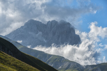 Italien, Abruzzen, Nationalpark Gran Sasso e Monti della Laga, Corno Grande am Abend - LOMF000348