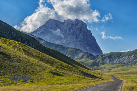 Italien, Abruzzen, Nationalpark Gran Sasso e Monti della Laga, Corno Grande von der Hochebene Campo Imperatore, lizenzfreies Stockfoto