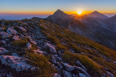 Italien, Abruzzen, Nationalpark Gran Sasso e Monti della Laga, Pizzo Cefalone bei Sonnenuntergang - LOMF000354
