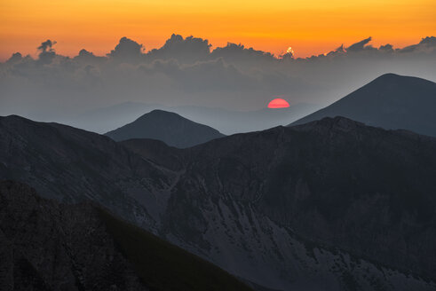Italien, Abruzzen, Nationalpark Gran Sasso e Monti della Laga, Pizzo Cefalone bei Sonnenuntergang - LOMF000355