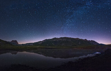 Italien, Abruzzen, Nationalpark Gran Sasso e Monti della Laga, Corno Grande und Pietranzoni-See bei Nacht - LOMF000359