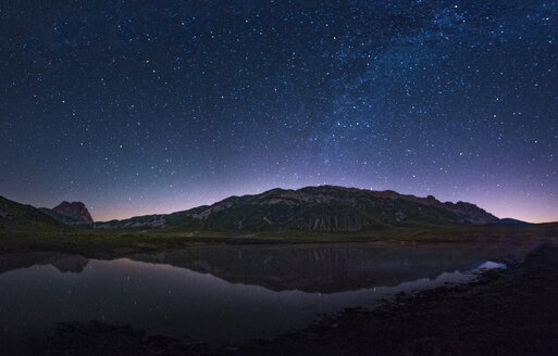 Italien, Abruzzen, Nationalpark Gran Sasso e Monti della Laga, Corno Grande und Pietranzoni-See bei Nacht - LOMF000359