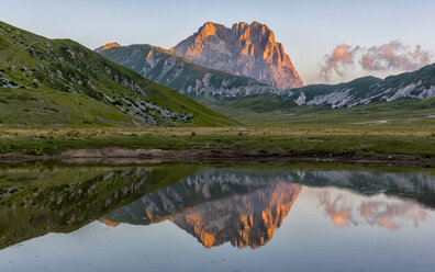 Italien, Abruzzen, Nationalpark Gran Sasso e Monti della Laga, Berg Corno Grande und Pietranzoni-See bei Sonnenaufgang - LOMF000362