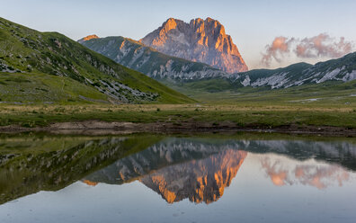 Italy, Abruzzo, Gran Sasso e Monti della Laga National Park, Mt Corno Grande and lake Pietranzoni at sunrise - LOMF000362