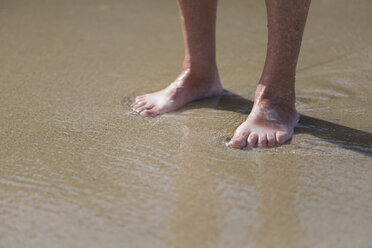 Füße einer älteren Frau am Strand - RAEF001423