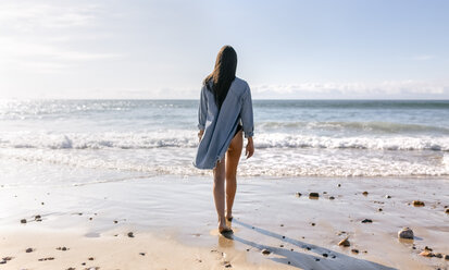 Spanien, Asturien, schöne junge Frau am Strand, Rückansicht - MGOF002200