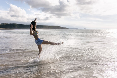 Spanien, Asturien, schöne junge Frau am Strand - MGOF002216