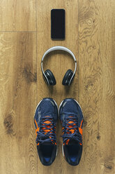 Running shoes, headphones, smartphone - BOYF000564